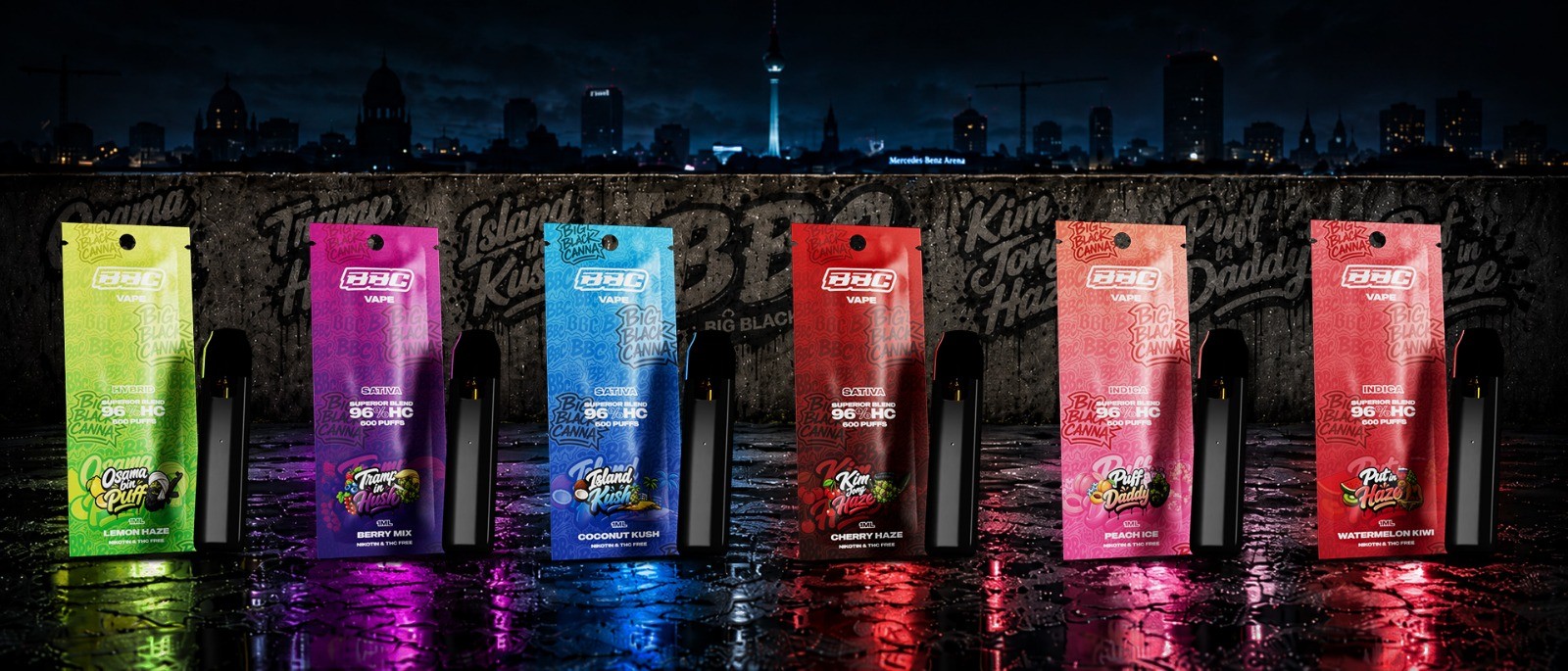 Die Produktverpackungen der sechs BBC-Charaktere vor einer Graffiti-Wand mit Berliner Skyline